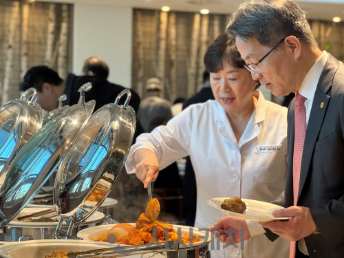 f_260212_보도자료(백석문화대학교, 천안시 특산물 활용 소스·메뉴 개발 시식회 및 품평회 개최) 2.png