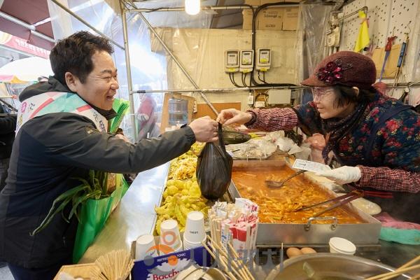 [크기변환]1. 오세현 아산시장, 설 명절 맞아 ‘전통시장 장보기’ 나서(3).jpg