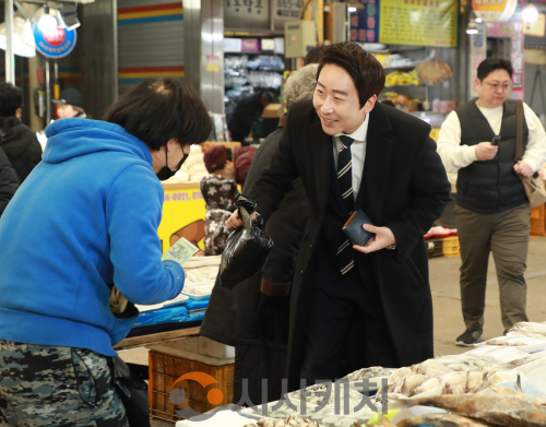 f_설맞이 전통시장 방문행사_임채성 의장.png