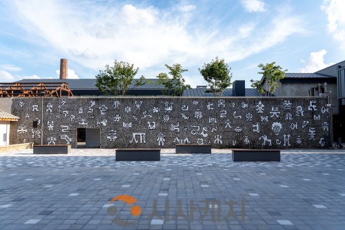 f_2025 한글 국제 프레 비엔날레 초청작가 미스터 두들의 대형벽화 작품, 한구들(한글문화도시과).png