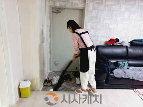 f_5. 천안시가 통합돌봄사업으로 방문가사서비스를 지원하고 있다..png