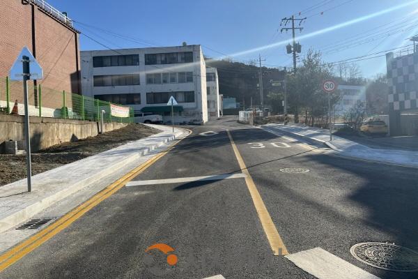 [크기변환]7. 아산시, 장미아파트 앞 도로 확 넓어졌다…온양 소로 2-86호 개통.jpg
