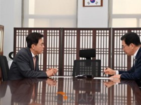 [크기변환]7. 김태흠 충남도지사와 신정훈 국회 행정안전위원회 위원장(민주당) 2.jpg