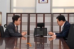 [크기변환]7. 김태흠 충남도지사와 신정훈 국회 행정안전위원회 위원장(민주당) 2.jpg