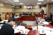 [크기변환]사진2_제264회 임시회 주요업무계획보고에서 기획행정농업위원회가 늦은 시각까지 업무보고를 이어갔다.JPG
