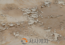 f_붙임 2. 이연숙、 On ne sait jamais_있던 자리, 흙물, 공간 설치, 2026.png