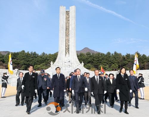 [크기변환]2. 이장우 시장, 제107주년 3‧1절 국립대전현충원 참배 3.jpg