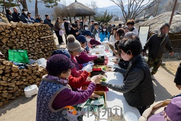 [크기변환]3. 아산 외암마을서 울려 퍼진 무사안녕의 기원, ‘정월대보름 행사’ 성료(5).jpg