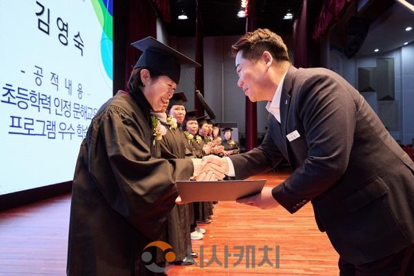 [크기변환]4. 배움의 길에 늦음은 없다…아산시, 만학도 초등학력 취득 축하(2).jpg