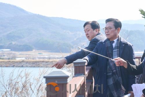 [크기변환]정책기획과(김석필 권한대행 현장점검-용연저수지 수변둘레길) (3).jpg