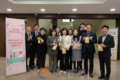 f_보도자료(아산교육지원청, 세계 여성의 날 맞아 ‘빵과 장미’ 나눔 행사 실시).png