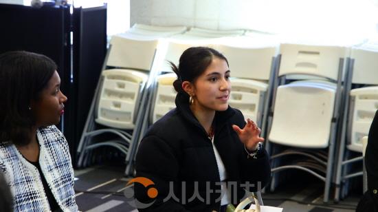 [크기변환]3_컬럼비아_대학교_학생들이_평화에_대한_자신의_생각을_발표하고_있다_.JPG