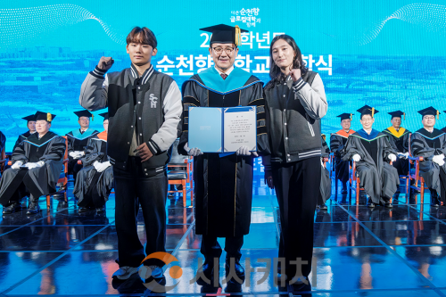 f_사진 01 카자흐스탄 출신 국제대학 글로벌자유전공학과 1학년 신입생 딜나즈 학생이 입학선서를 한 뒤 송병국 총장과 기념촬영을 하고 있다..png