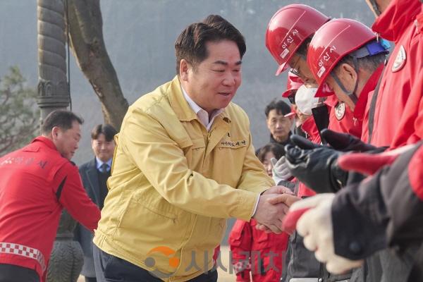 [크기변환]3. 오세현 아산시장, 산불방지 전문교육 현장 방문… 격려 및 안전 당부.jpg
