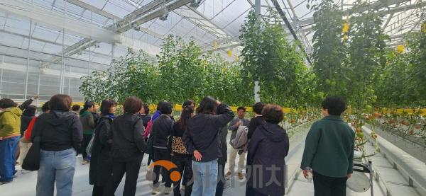 [크기변환]3. 아산시 여성농업인연합회, 스마트농업 현장 견학으로 미래농업 이해 높여(2).jpg