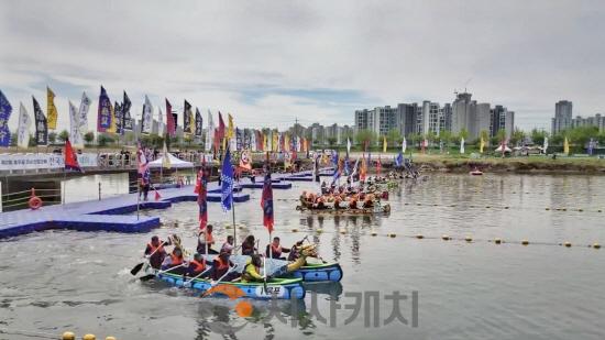 [크기변환]2. 아산시, 이순신 정신 잇는다… ‘제3회 충무공 이순신장군배 전국 노젓기 대회’ 개최(2).jpg