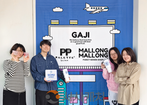 f_사진 01 ‘지역·동문 상생 이용 협약’ 캠페인 참여 기업 ㈜가지(공동대표 조예리·장범진) 임직원들이 ‘지역·동문 상생 이용 협약’ 캠페인 100호점 달성을 기념해 인증 현판을 들고 기념촬영을 하고 있다..png