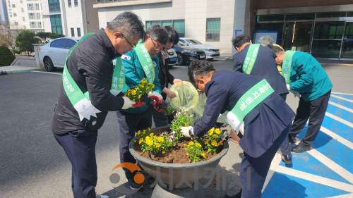 f_천안교육지원청, 제81회 식목일 기념 ‘푸르고 행복한, 청렴 일터 가꾸기’ 행사 개최 (1).png