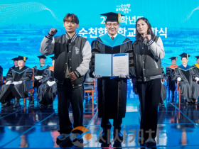 f_사진 01 카자흐스탄 출신 국제대학 글로벌자유전공학과 1학년 신입생 딜나즈 학생이 입학선서를 한 뒤 송병국 총장과 기념촬영을 하고 있다..png