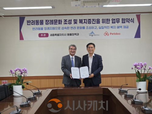 f_왼쪽부터 김만기 (주)펫닥 대표, 김회산 도농상생국장.png