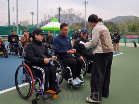 f_박재철_선수(사진_가운데)_수상_사진(체육진흥과).png
