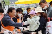 최민호 세종시장, '한우' 직접 구워 맛 보여