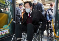 박경귀 아산시장,  장애인 휠체어 체험…“몸으로 체험하니 심각성 절실”