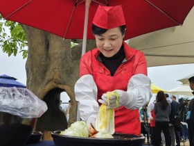 김태흠 충남도지사 부인 이미숙 여사, 세종 이응다리서 “김장 품앗이”